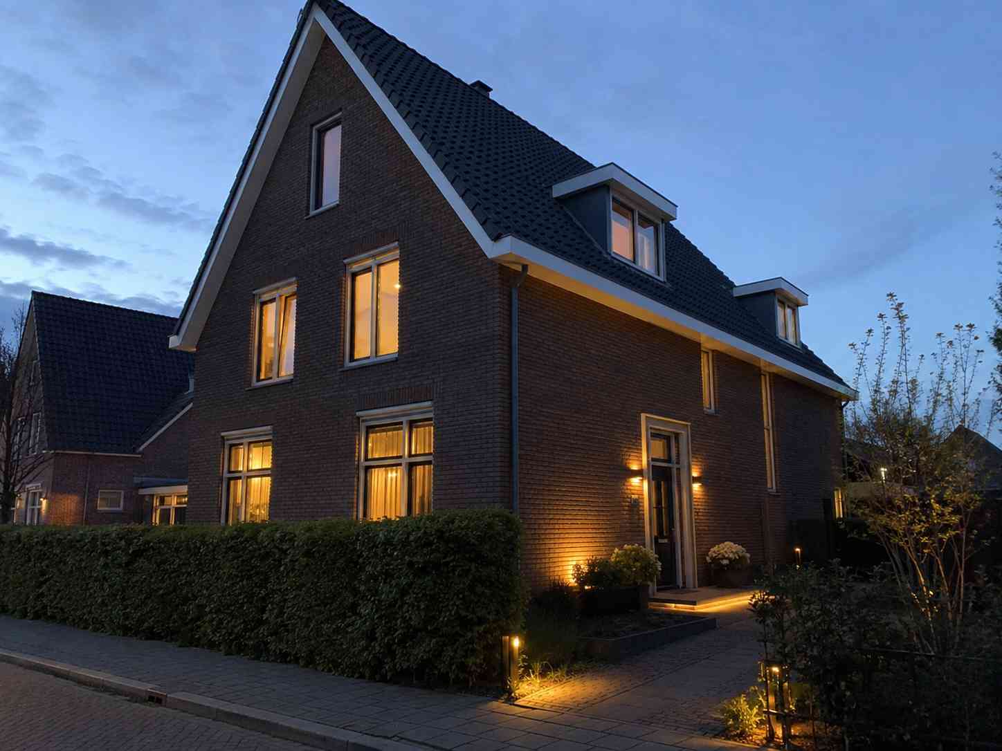 moderne_woning_bij_schemering_90kb