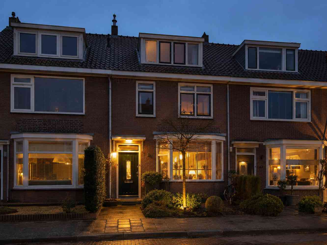 rustieke_straat_bij_schemering_90kb